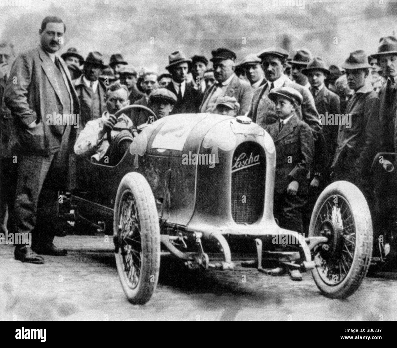 Porsche, Ferdinand, 3.9.1875 - 30.1.1951, österreichischer Automobilbauer, mit Hiss Rennwagen 'Sascha', 1922, Stockfoto