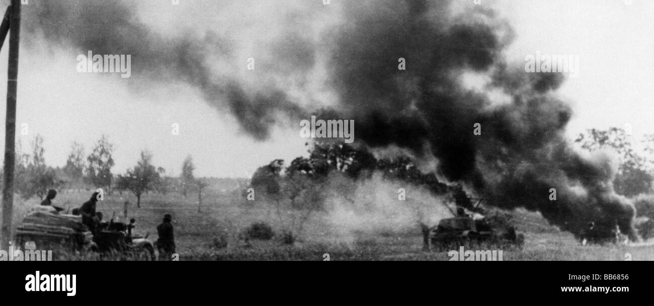 Ereignisse, Zweiter Weltkrieg/Zweiter Weltkrieg, Russland 1941, Wehrmachtswagen an der Ostfront, rechts brennende sowjetischen Fahrzeuge auf der Straße, Stockfoto