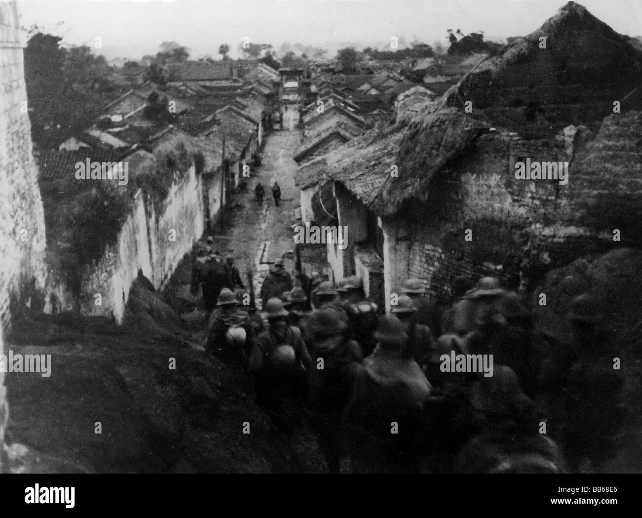 Zweiter Chinesisch-Japanischer Krieg, 1937 - 1945, japanische Soldaten, die Loshan, Provinz Honan, 1.10.1938, Asien, China, historisch, historisch, 20. Jahrhundert, 1930er Jahre, Militär, Infanterie, Dorf, Menschen, Stockfoto