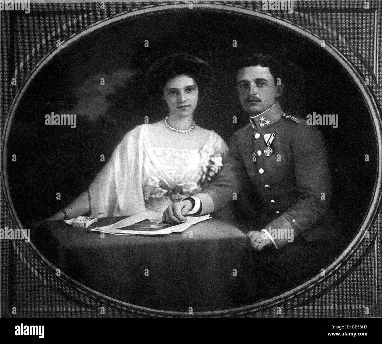 Karl I., 17.8.1887 - 1.4.1922, Kaiser von Österreich - 1918, halbe Länge, mit seiner Frau Zita von Bourbon-Parma (1892 - 1989), Foto von Koesel, Wien, 1911, Stockfoto