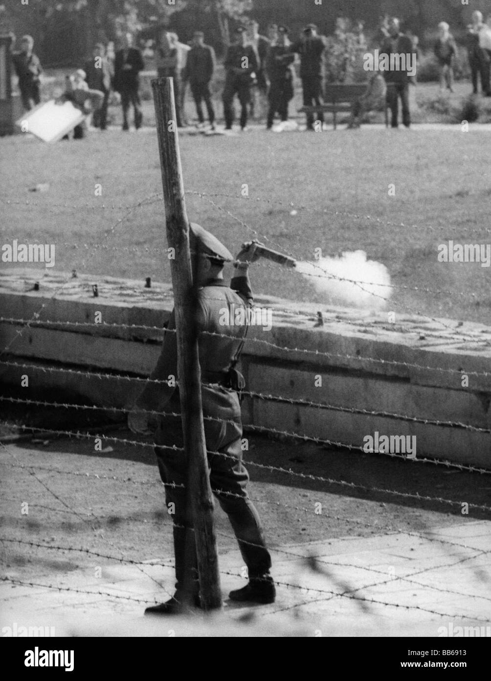 Geografie/Reisen, Deutschland, Berlin, Mauer, Mitglied von Grenztruppen, die Rauchbomben in den Westen werfen, in der Nähe der Bernauer Straße, 19.9.1961, Stockfoto