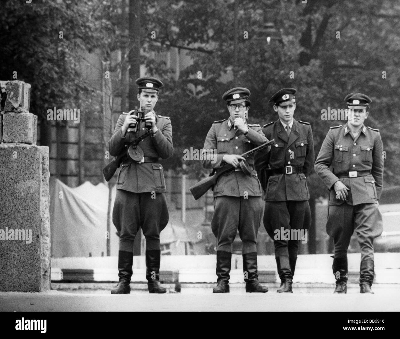 Geografie/Reisen, Deutschland, Berlin, Mauer, Angehörige ostdeutscher Grenztruppen, Kontrollpunkt Invalidenstraße, 1961, Stockfoto