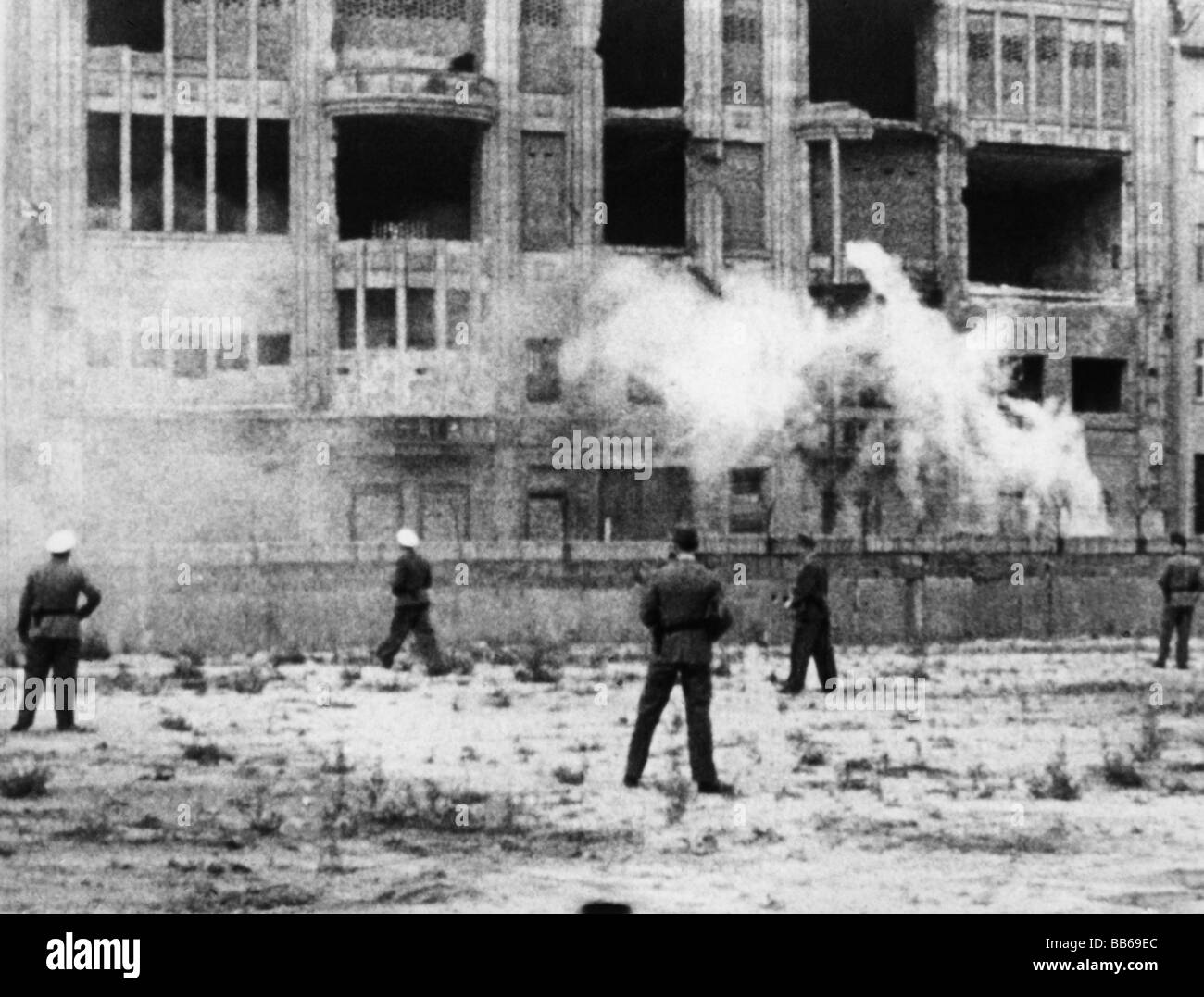 Geografie/Reisen, Deutschland, Berlin, Mauer, vereitelter Fluchtversuch, ostdeutsche Grenztruppen mit Tränengas, Zimmerstraße, 17.8.1962, Stockfoto