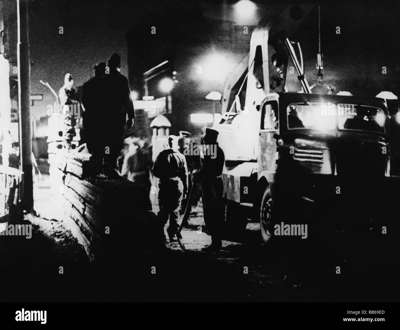 Geografie/Reisen, Deutschland, Berlin, Mauer, Erweiterung, Arbeiten bei Nacht, Checkpoint Charlie, Friedrichstraße, 1965, Stockfoto