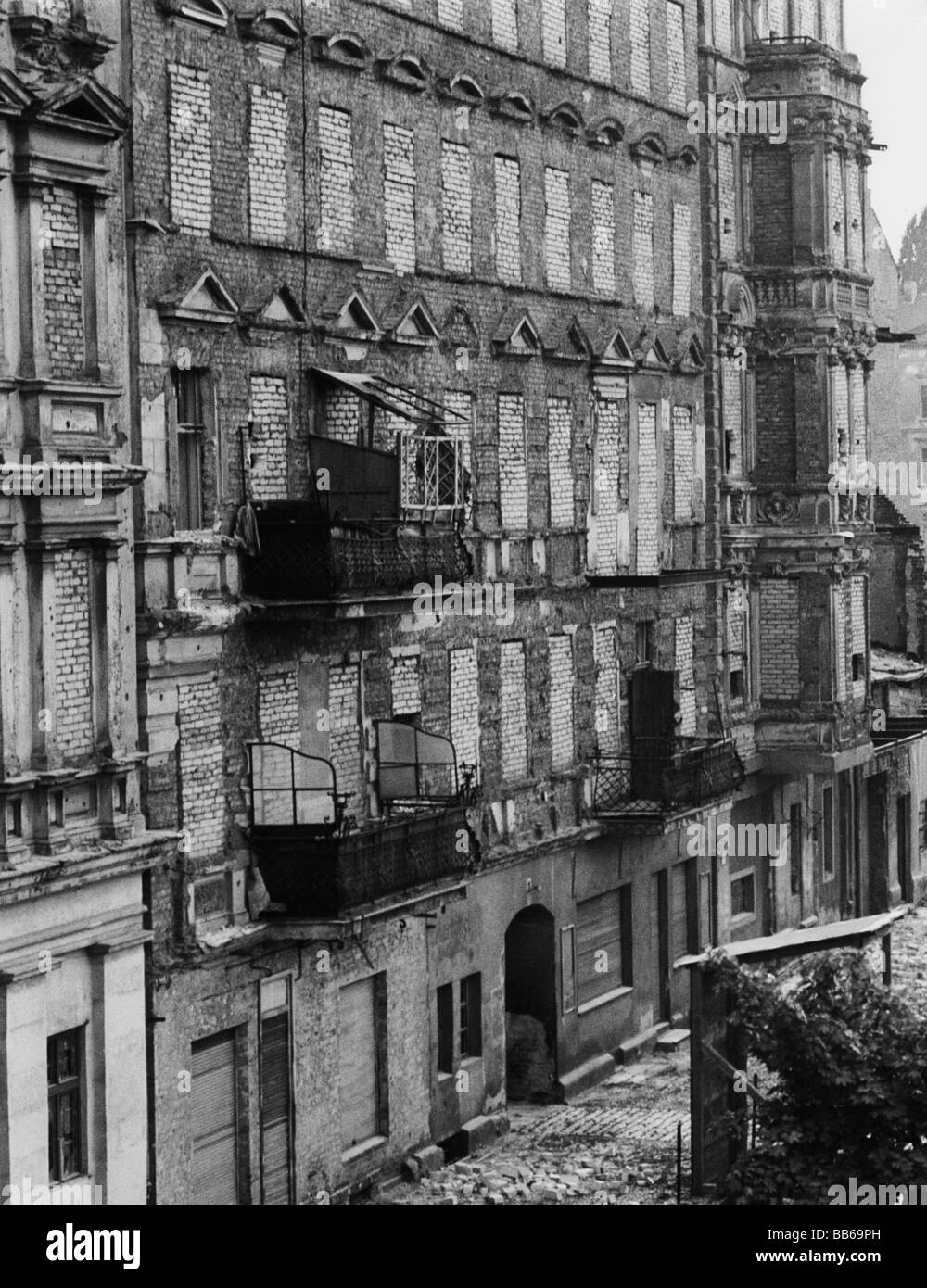 haus mit fahrrädern a wand berlin