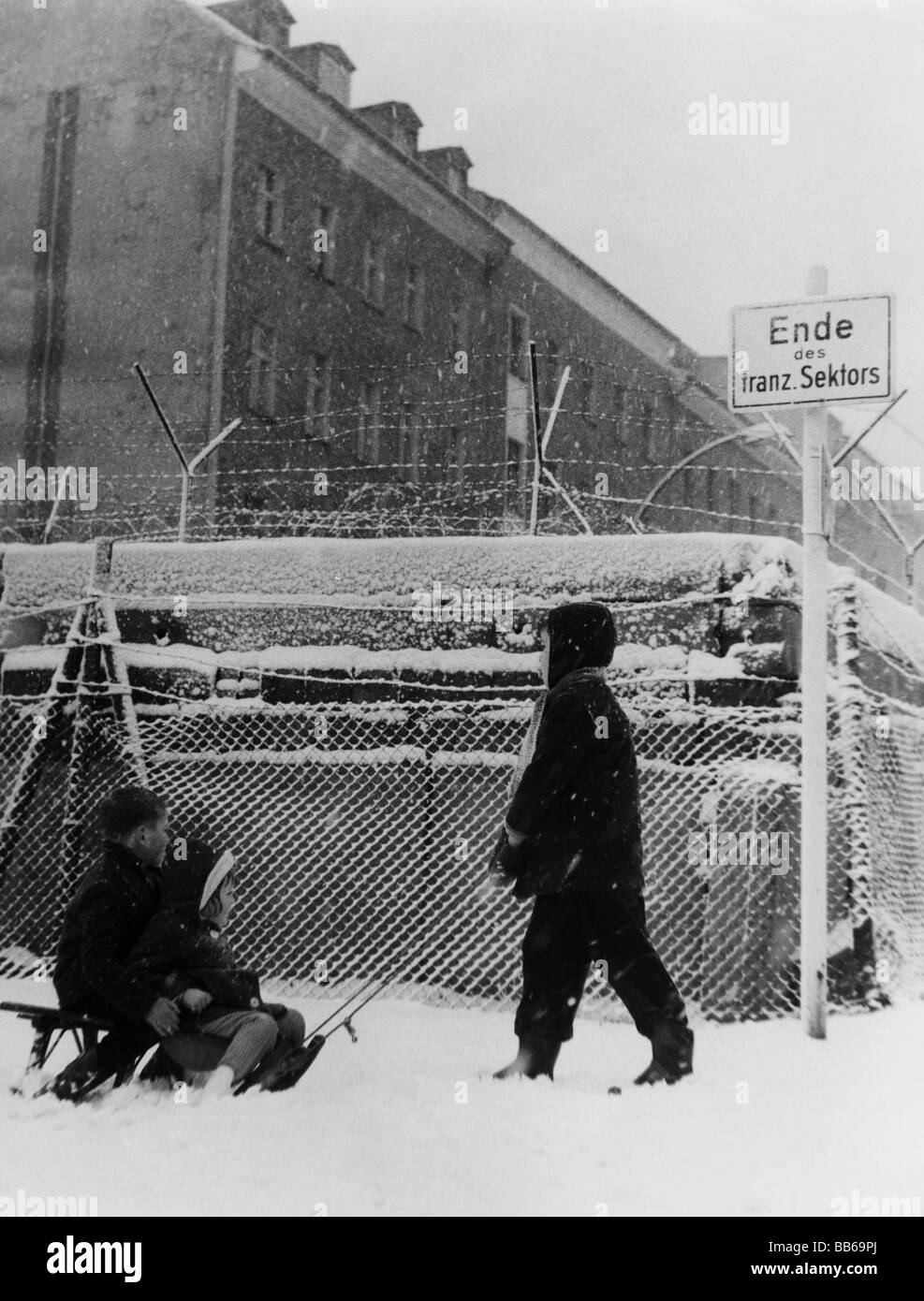 Geografie/Reisen, Deutschland, Berlin, Wall, West-Berliner Childen mit Schlitten, Grenze des französischen Sektors, Ende der 1960er Jahre, Stockfoto