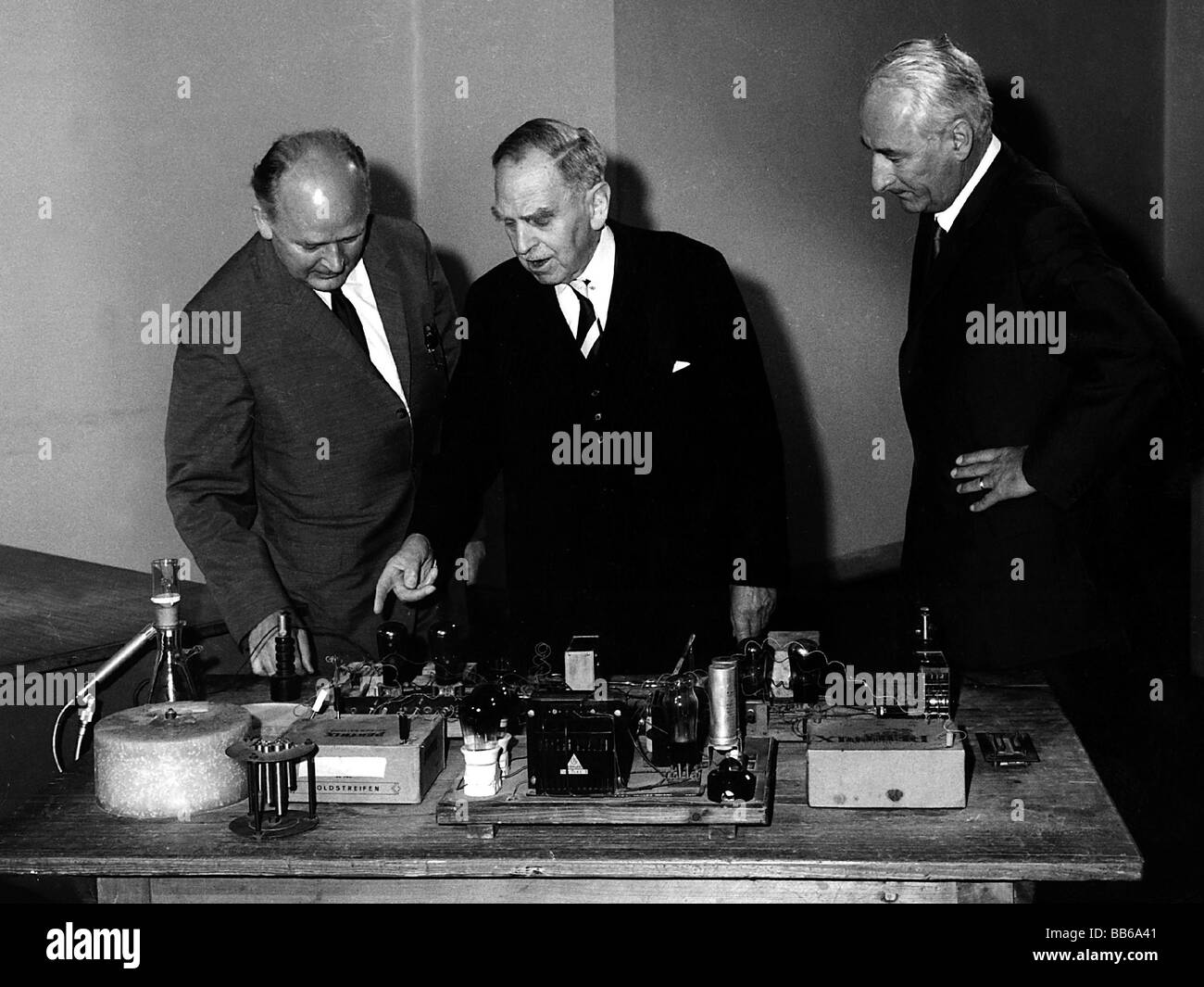 Hahn, Otto, 8.3.1879 - 28.7.1958, deutscher Chemiker, halbe Länge, mit Fritz Strassmann und Heinz Haber, Neuauflage des Experiments von 1938, Deutsches Museum, München, 3.6.1962, Stockfoto