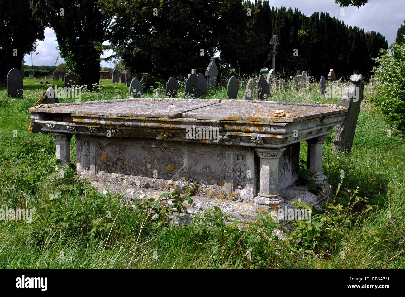 Tabelle-Grab in St.Edith Kirchhof, Mönche Kirby, Warwickshire, England, UK Stockfoto