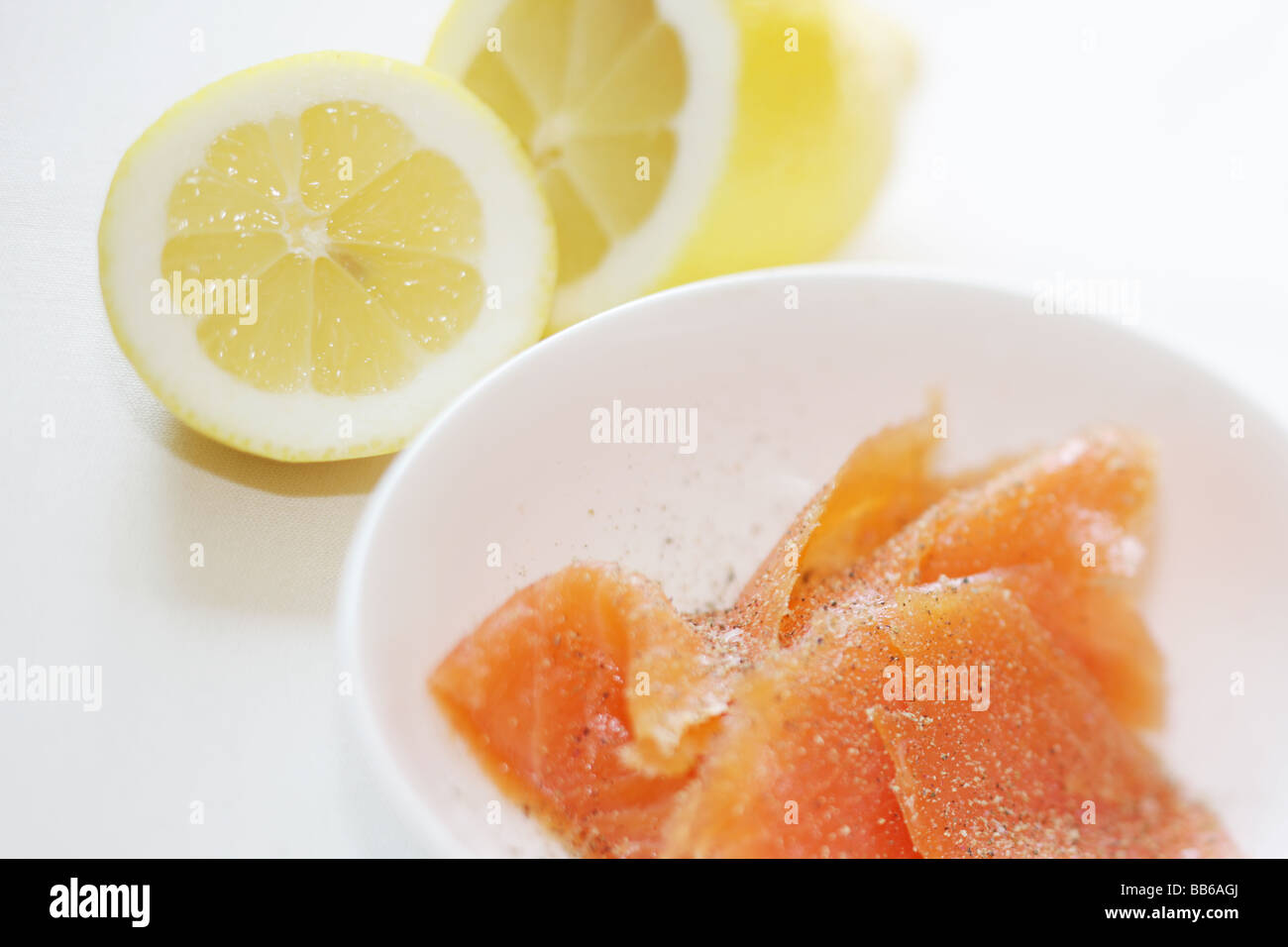 Schale mit frischem gesunden Geheilt geräucherter Lachs Fisch mit Salz und Pfeffer gewürzt und gegen einen weißen Hintergrund mit Freistellungspfaden und keine Leute Stockfoto