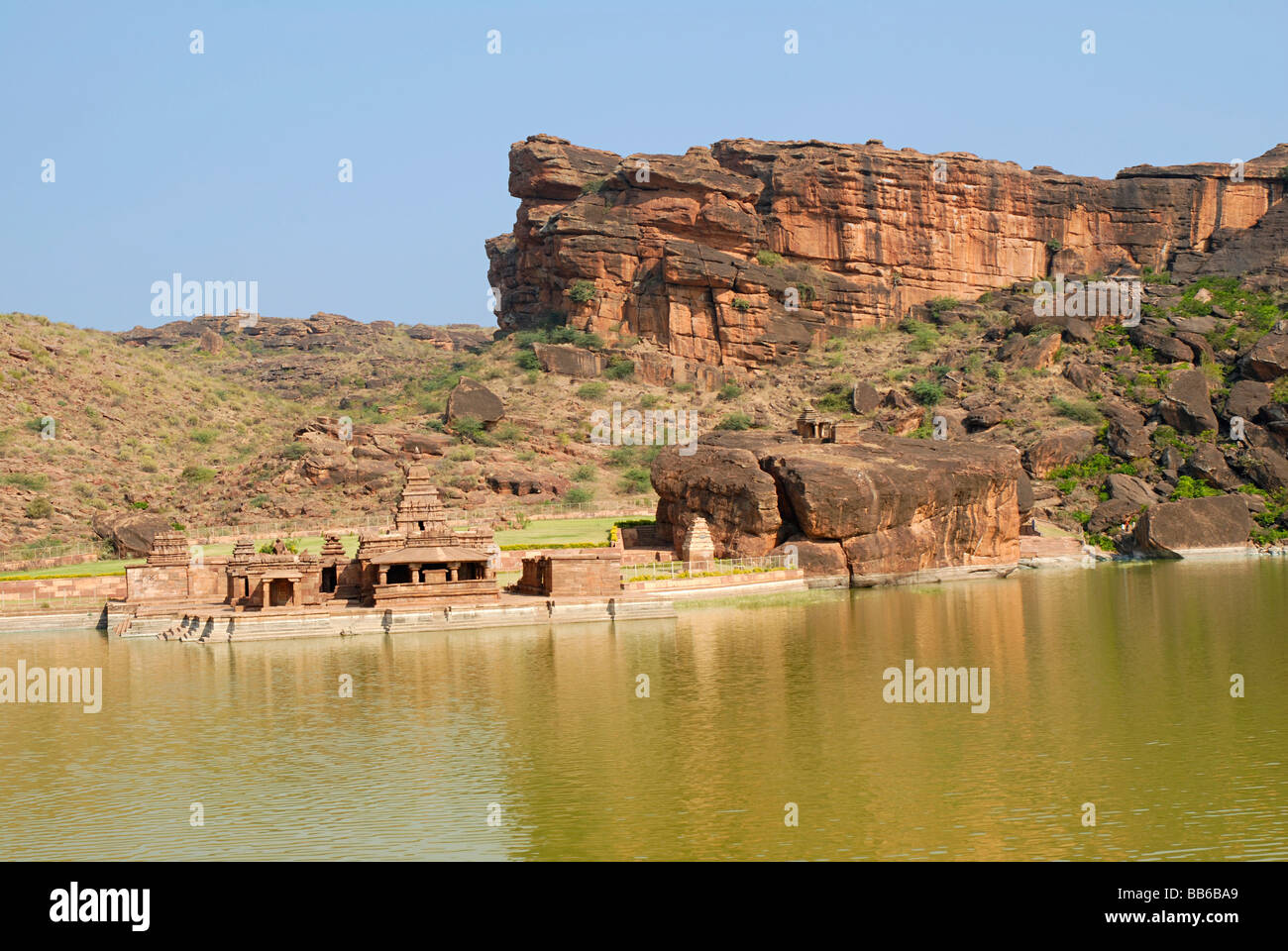 Badami - Karnataka, Gruppe von Tempeln rund um den See im Norden. Stockfoto