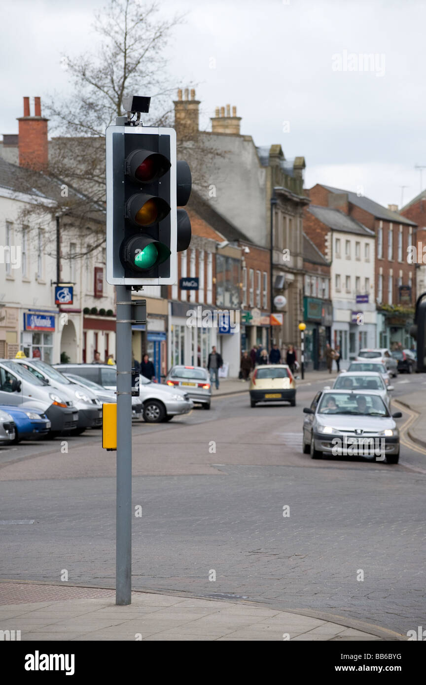 Grüne Ampel an einem Fußgängerüberweg in einer Stadt in England Stockfoto