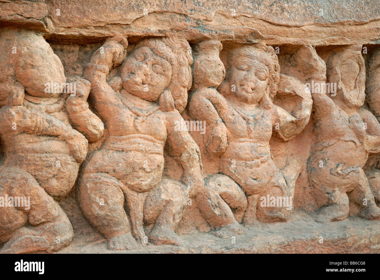 Höhle 2: Dancing Gana Zahlen an der linken Außenwand. Badami, Karnataka, Indien Stockfoto