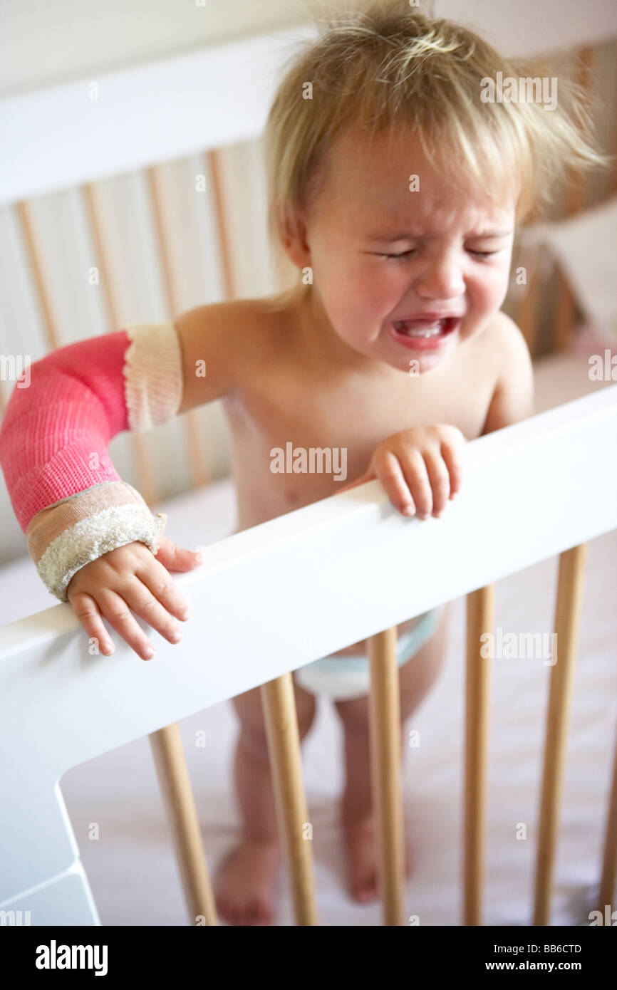 Schreiendes Kleinkind mit Arm In Besetzung Stockfoto