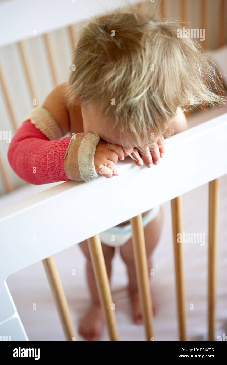 Schreiendes Kleinkind mit Arm In Besetzung Stockfoto