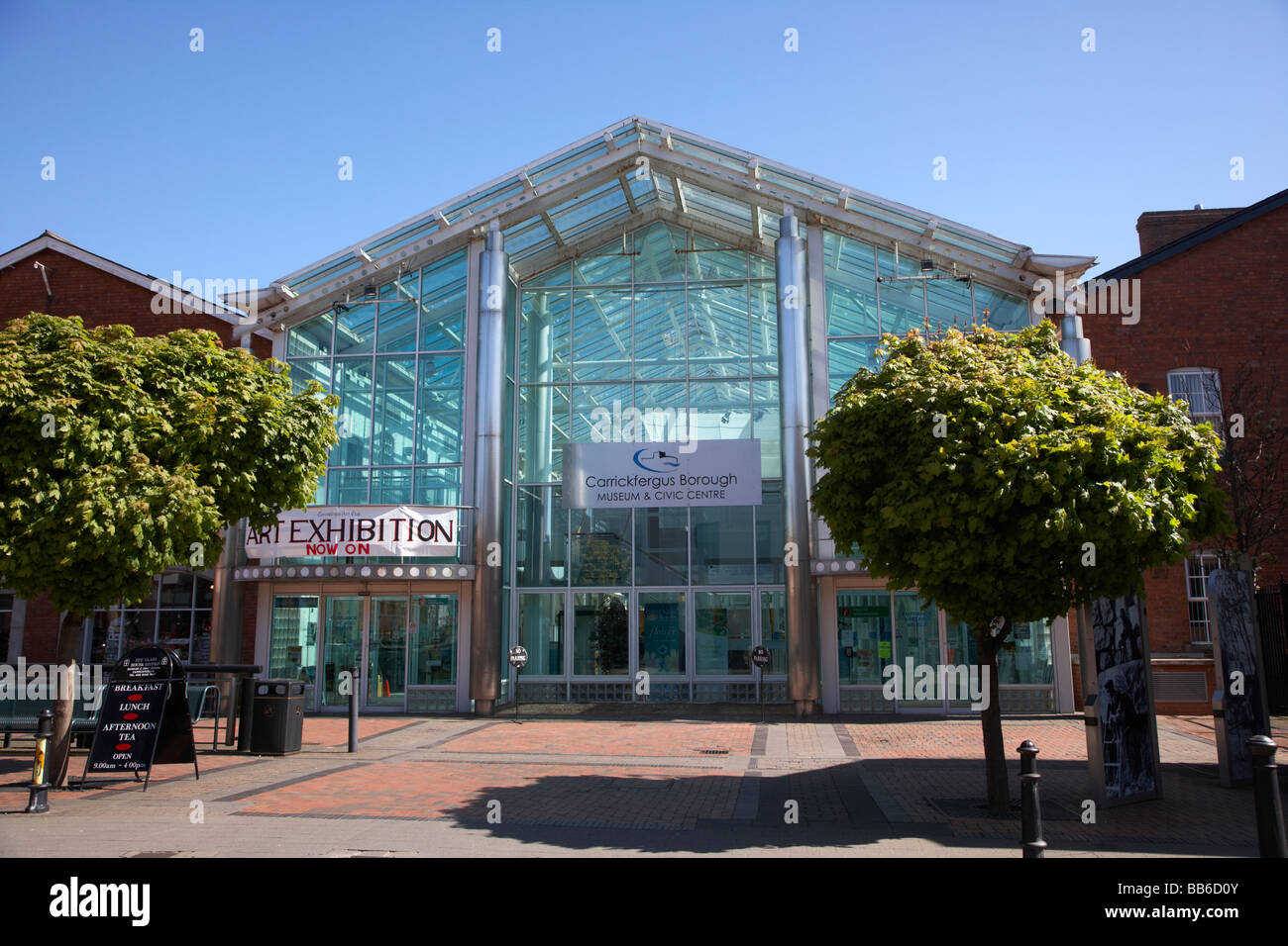 Carrickfergus Borough Museum and Civic Centre in diesem Gebäude befinden sich auch die Departements des mittleren und östlichen stadtrats von antrim und das Touristeninformationszentrum Stockfoto