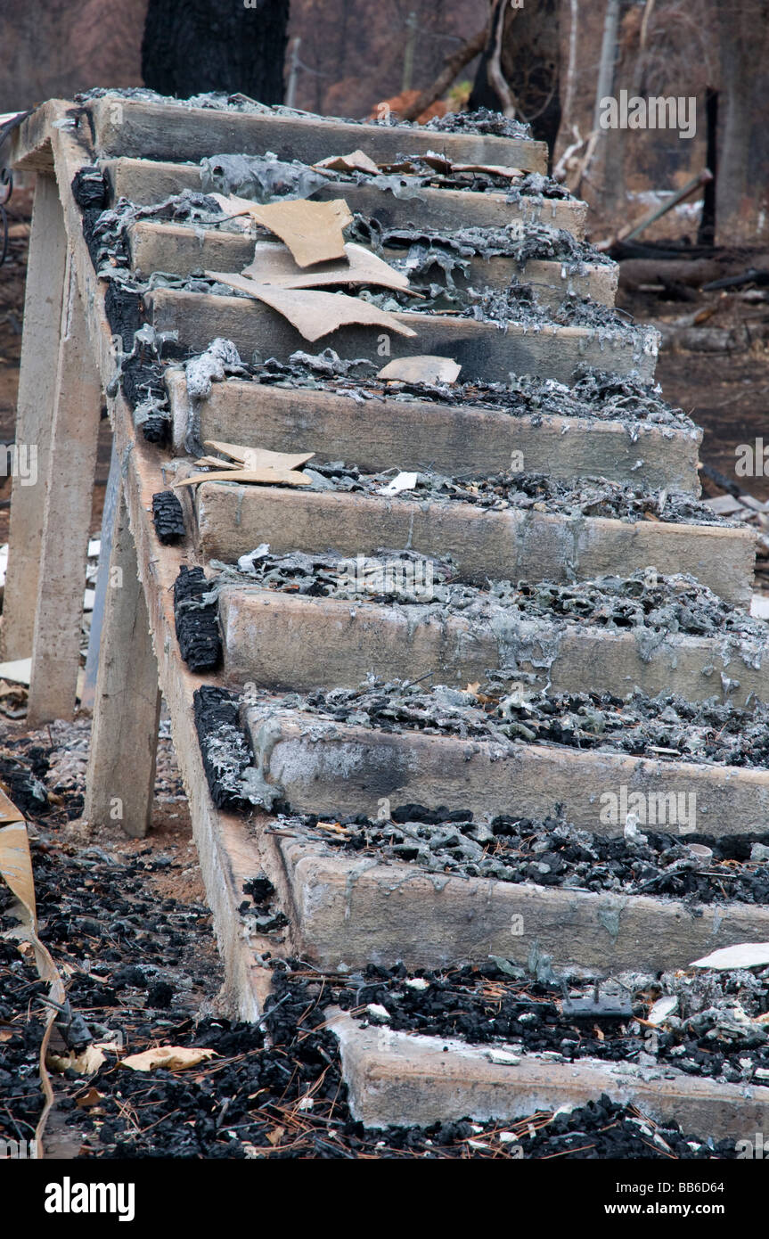 Die Reste eines Hauses und Verwüstung hinterlassen nach einem Buschfeuer Stockfoto