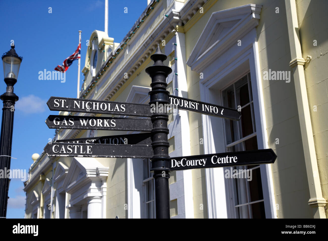 Wegweiser vor Carrickfergus Rathaus zeigt verschiedene Sehenswürdigkeiten und Orte von Interesse County antrim Stockfoto
