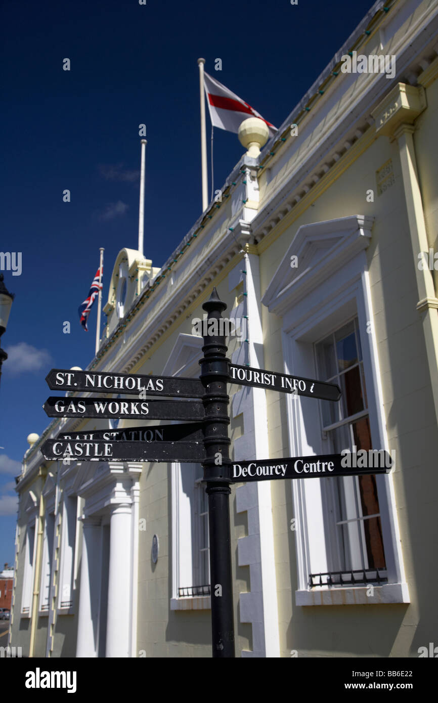 Wegweiser vor Carrickfergus Rathaus zeigt verschiedene Sehenswürdigkeiten und Orte von Interesse County antrim Stockfoto