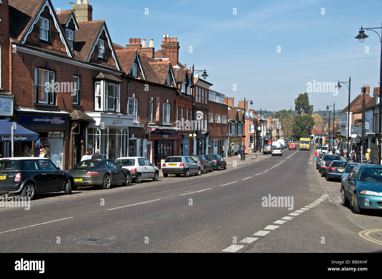 A Straßenszene in Midhurst Stadt in West Sussex North Street Stockfoto
