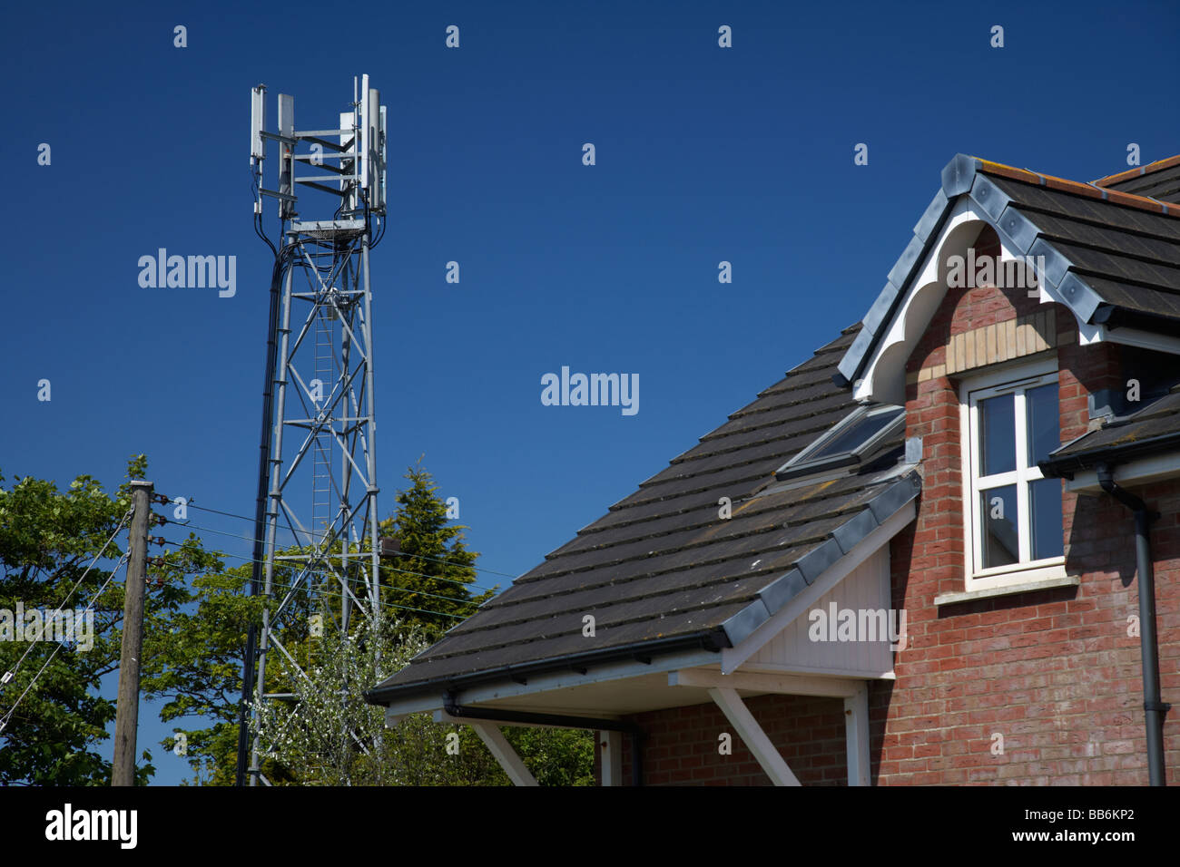 Modernes Wohnen in der Nähe von Mobiltelefon mast Handy Turm carrickfergus County Antrim Nordirland uk Stockfoto