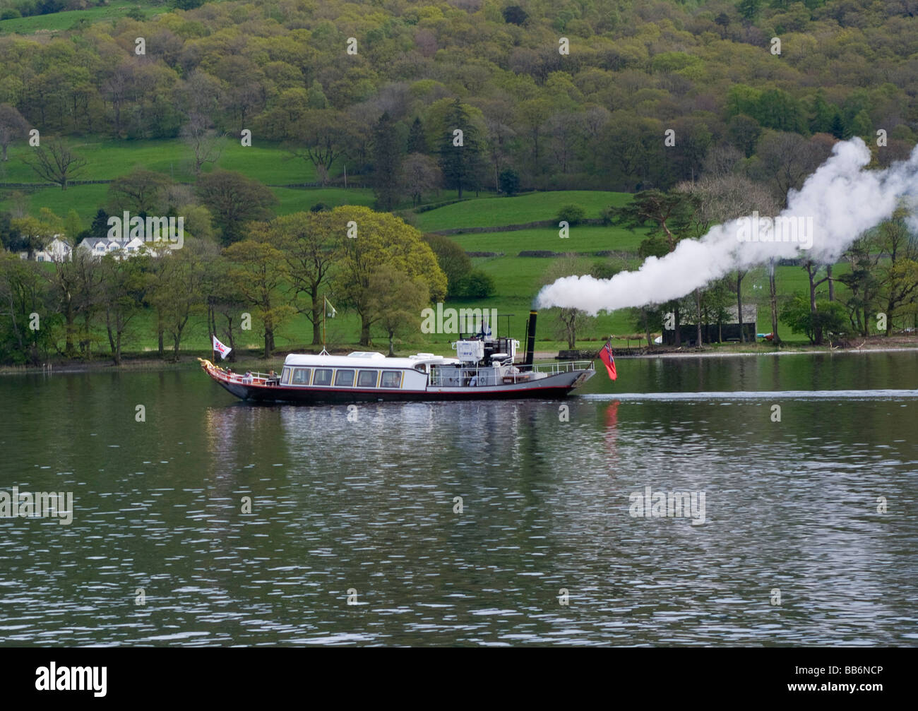 Gondel dampfgetriebenen Touristenboot auf Coniston Wasser Lake District National Park Cumbria England Vereinigtes Königreich UK Stockfoto