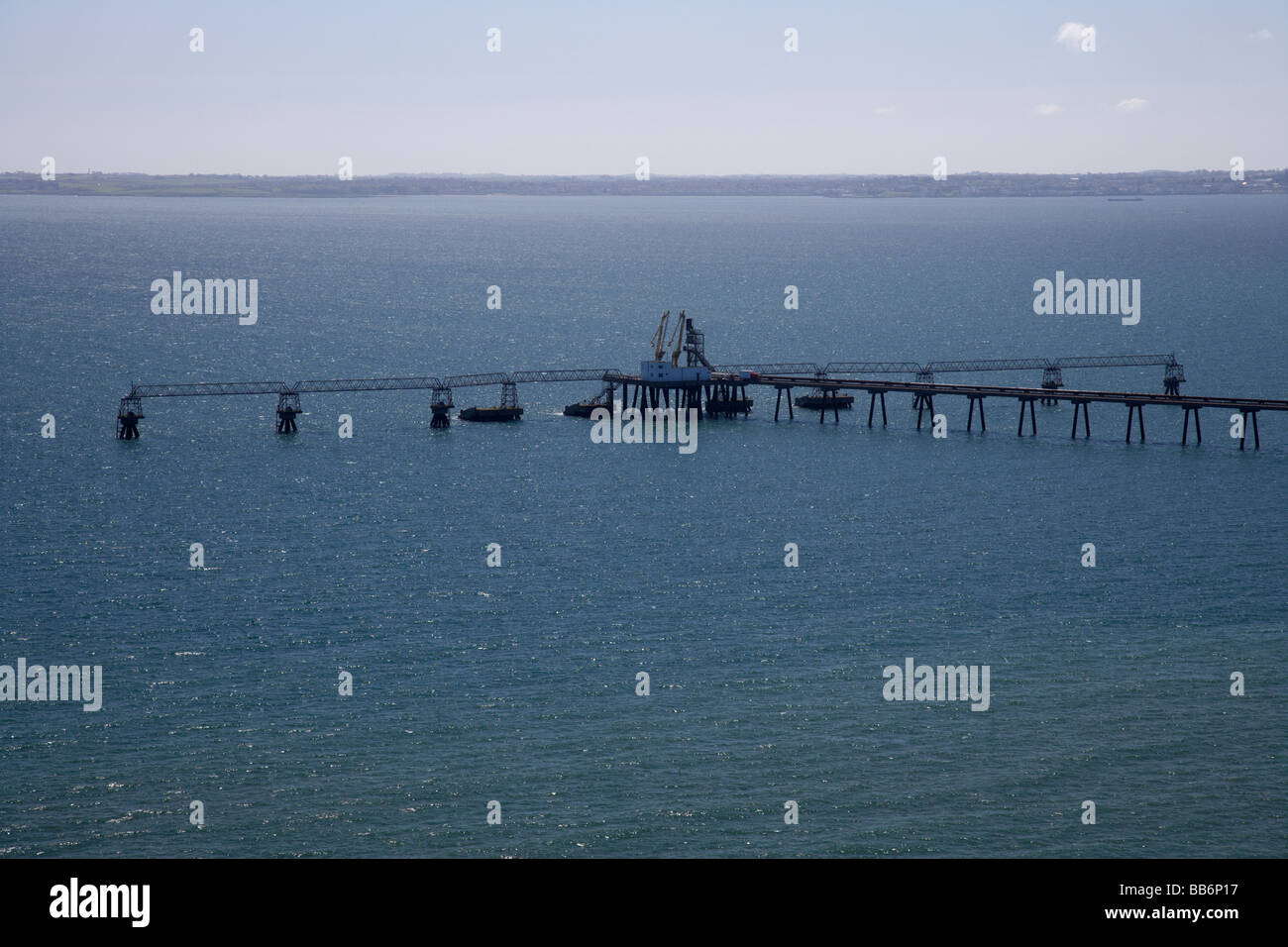 Ende des Stegs am Cloghan Punkt Ölhafen in Belfast Lough Nordirland Vereinigtes Königreich Stockfoto