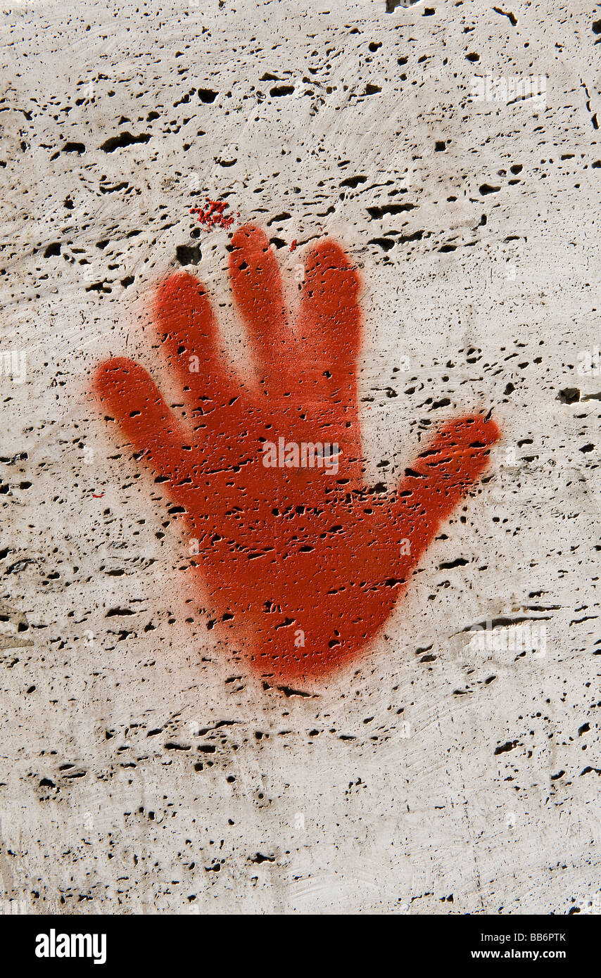 rote links Hand Druck auf Wand Stockfoto