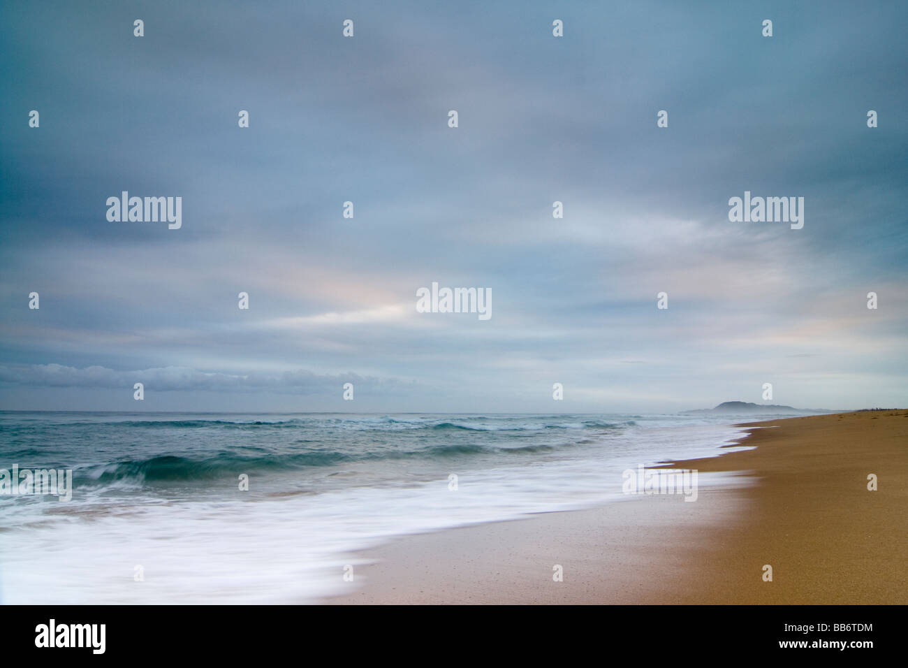 Flut unter bewölktem Himmel am Main Beach. St Lucia, Provinz Kwazulu-Natal, Südafrika Stockfoto