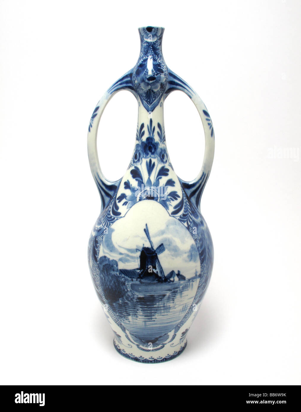 Antike niederländische Delft Vase Jugendstil Form mit handgemalten Szenen von Windmühlen und Canels von Zuid gemacht. Stockfoto