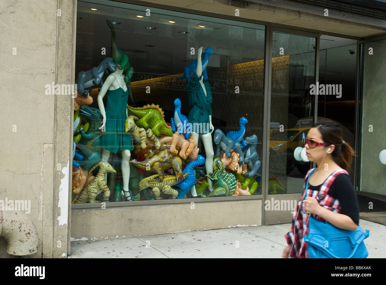 Aufblasbare Dinosaurier schmücken die Fenster von Stella McCartney den modischen Boutiquen im angesagten Meatpacking District in Stockfoto