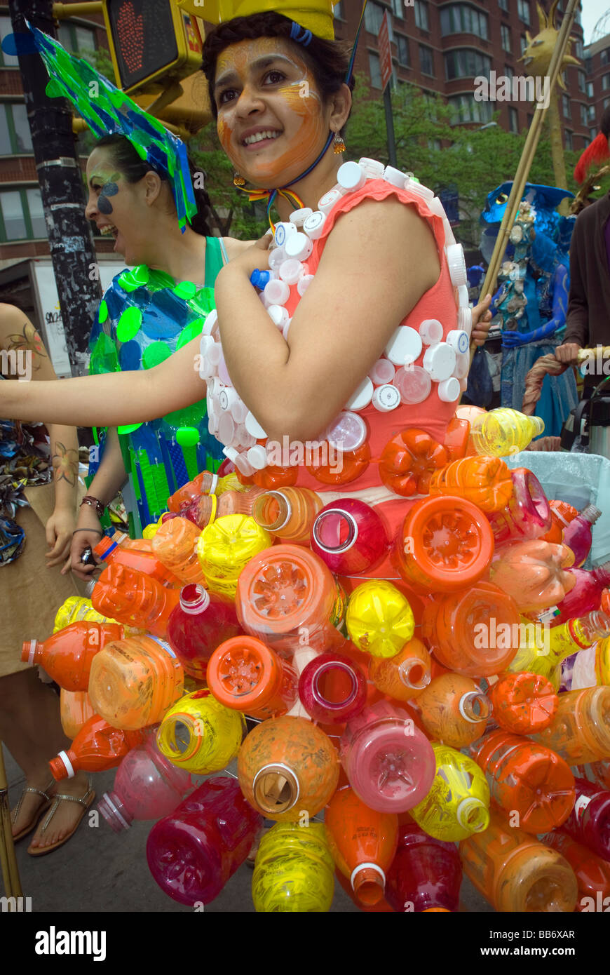 Ein Teilnehmer in einem recycling-Kostüm gekleidet marschiert in der Erde  feiern Hudson River Festzug in New York Stockfotografie - Alamy