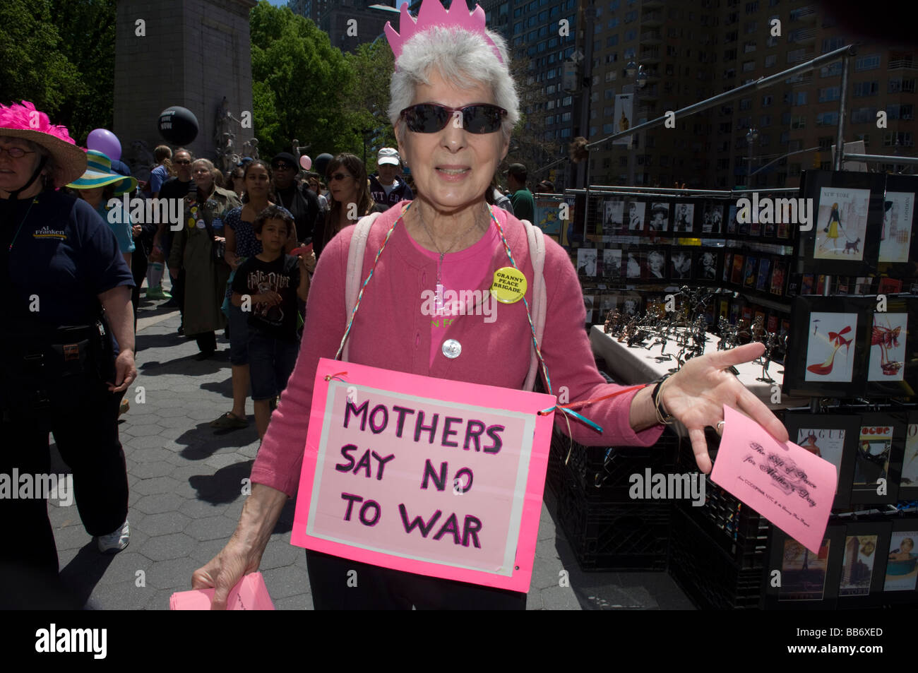 CODEPINK NY Frauen für den Frieden und die Granny Peace Brigade Protest Militärwerber in hohen Schulen auf Mutter s Tag in New York Stockfoto