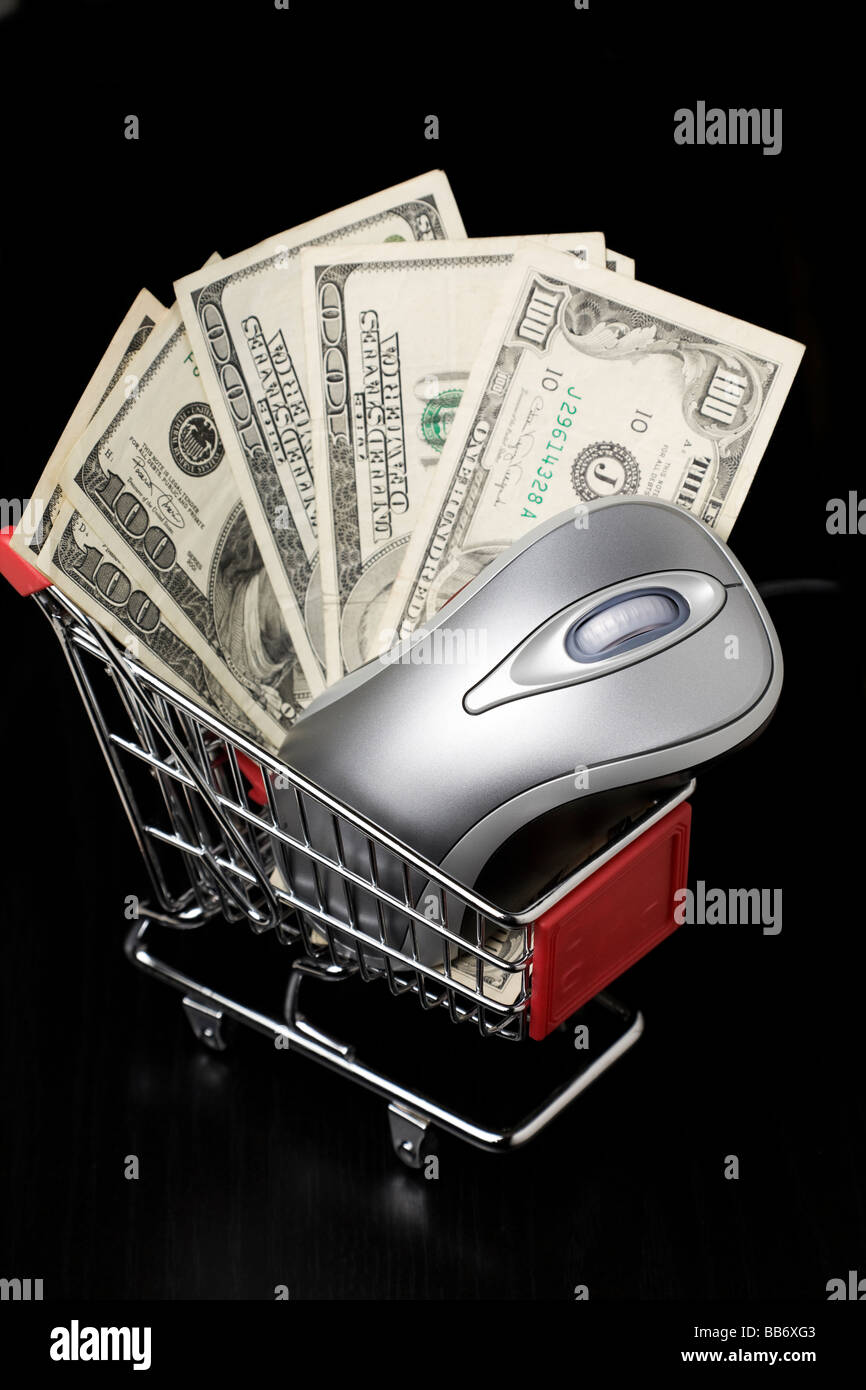 Computer Maus und 100 US-Dollar-Scheine in einen Einkaufswagen Stockfoto