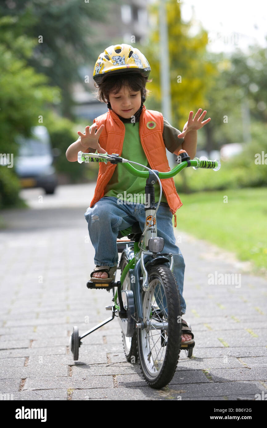 Kleiner Junge mit dem Fahrrad ohne Hände Stockfoto