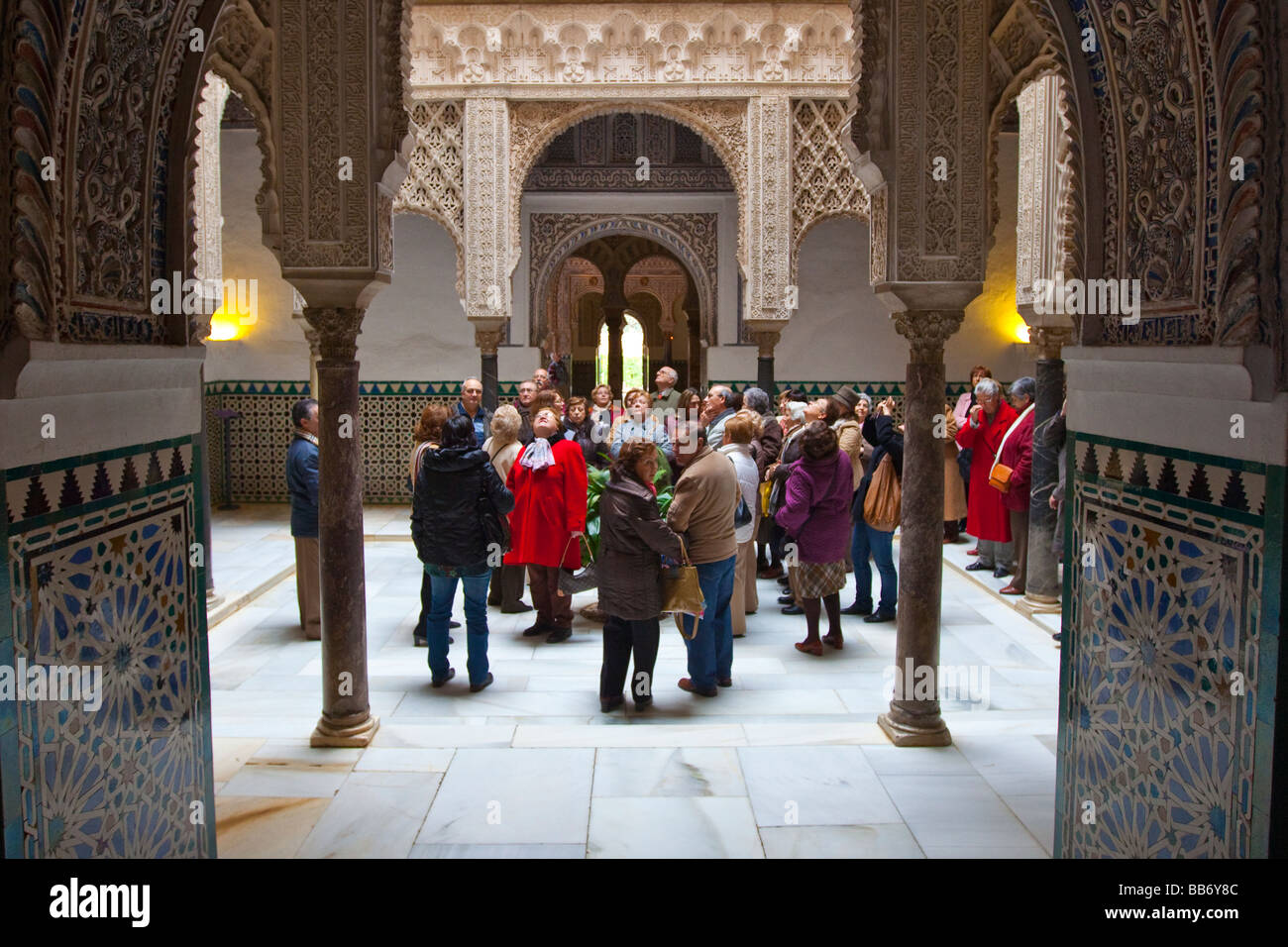 Reisegruppe im Patio de Las Huasaco Alcazar von Sevilla Spanien Stockfoto