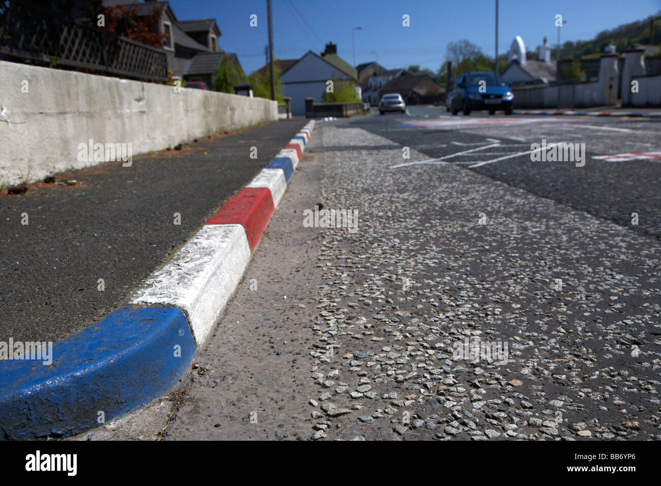 rot weiß und blau bemalte Bordsteinkanten im Dorf Glynn in der Nähe von Larne in County Antrim-Nordirland-Großbritannien Stockfoto