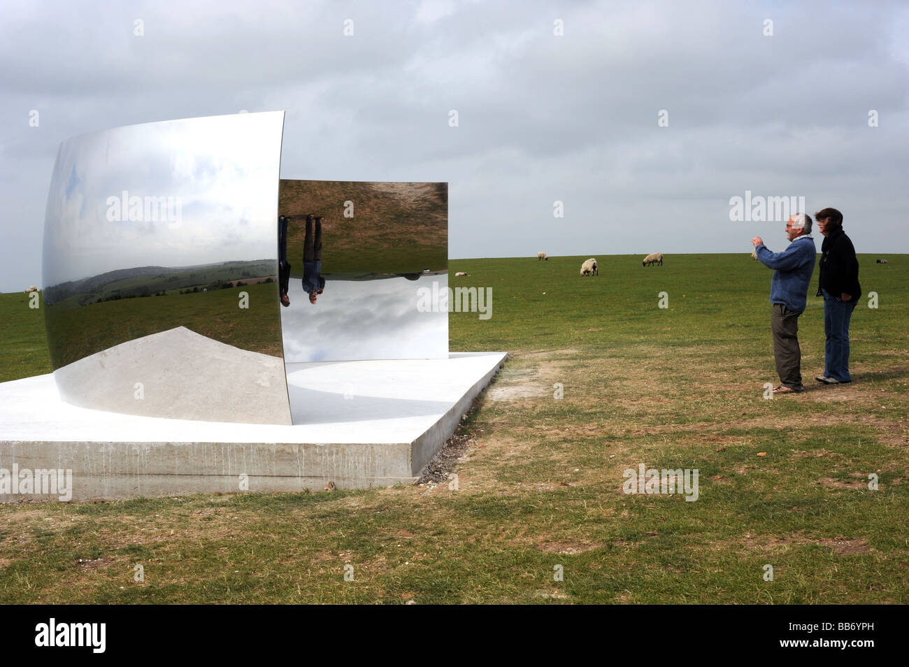 Menschen, die das Fotografieren von Anish Kapoor s c-Kurve-Installation, die oben auf den South Downs für Brighton Festival 2009 ist Stockfoto