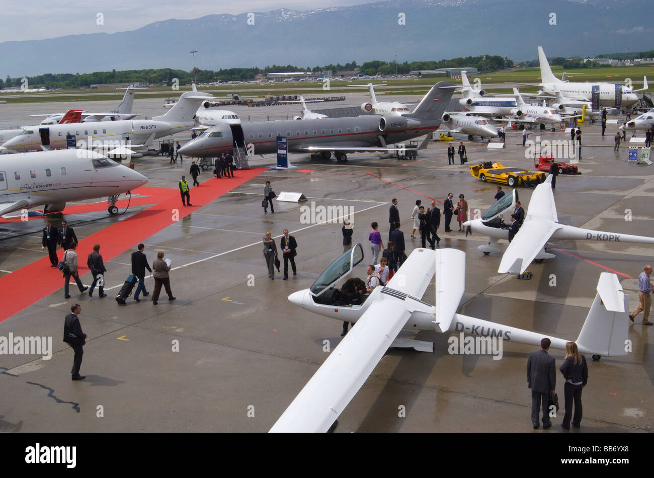 Jet und Executive Turboprop-Flugzeuge auf dem Display an der EBACE Trade Show im Flughafen Genf Schweiz Geneve Suisse Stockfoto