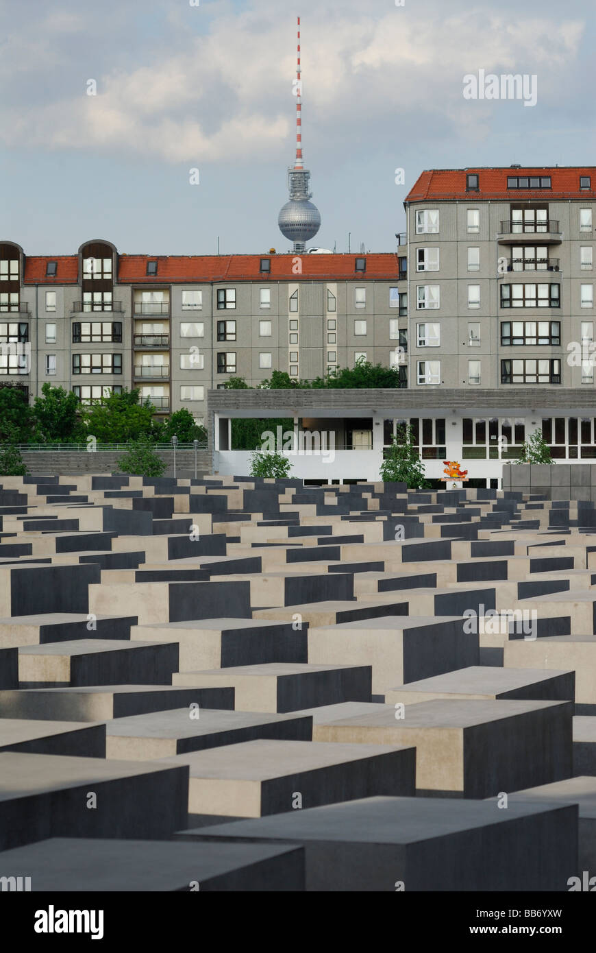 Berlin-Deutschland-Denkmal für die ermordeten Juden Europas aka Holocaust Denkmal Fernsehturm Fernsehturm im Hintergrund Stockfoto