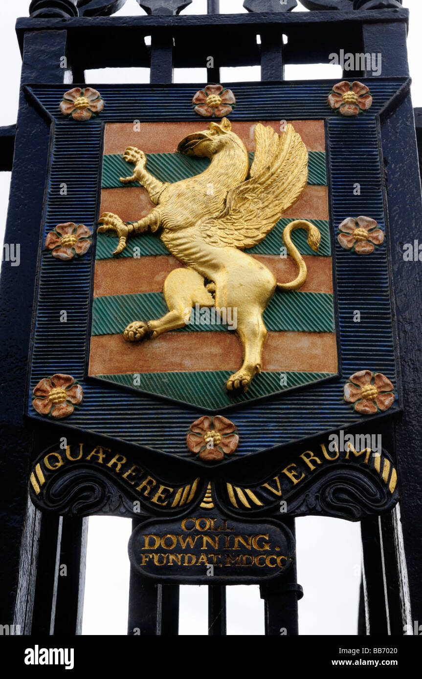 Downing College Cambridge Wappen über dem Eingangstor College, Cambridge England Uk Stockfoto