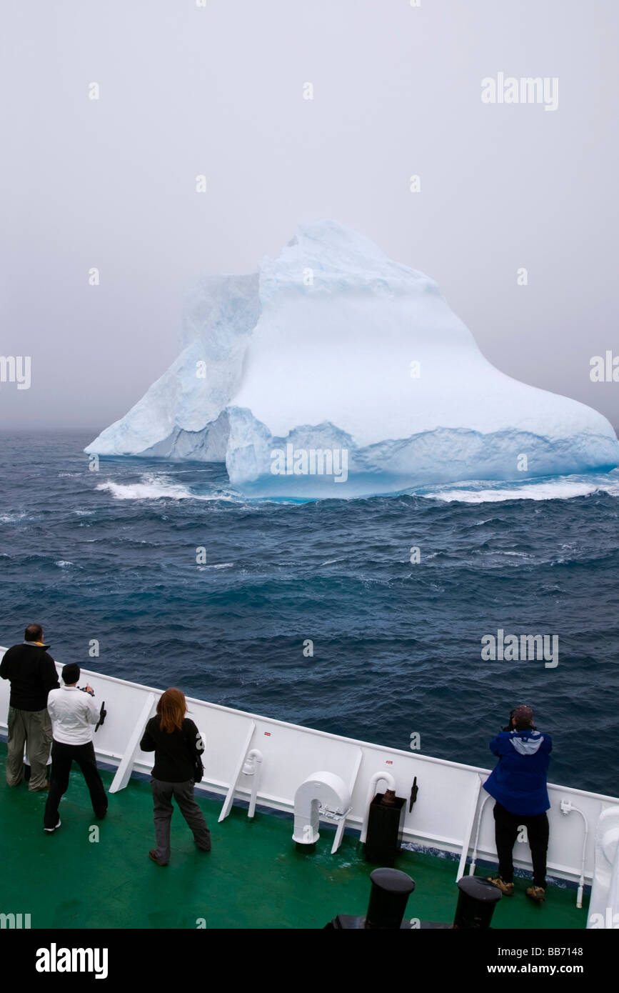 Touristen auf der Suche auf einem Eisberg vom Deck eines Kreuzfahrtschiffes zu versenden, im südlichen Ozean nahe der Antarktis Stockfoto