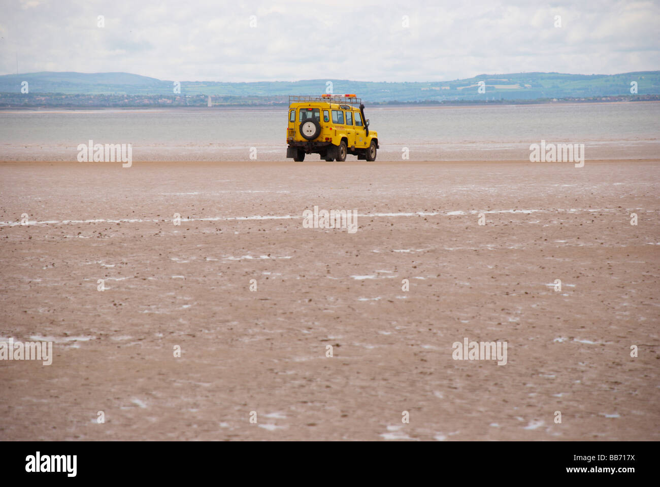 Gelber Strand Patrouille Land Rover auf Crosby Strand (Liverpool) Stockfoto