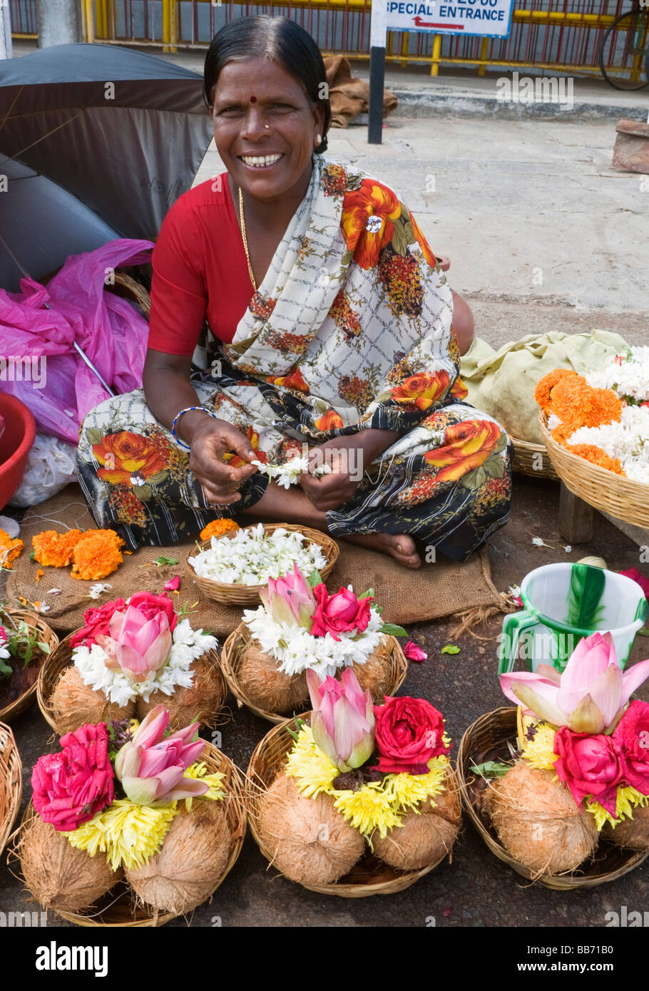 Pooja Korb Verkäufer Chamundeswari Hindu Tempel Chamundi Hill Mysore Karnataka Indien Stockfoto