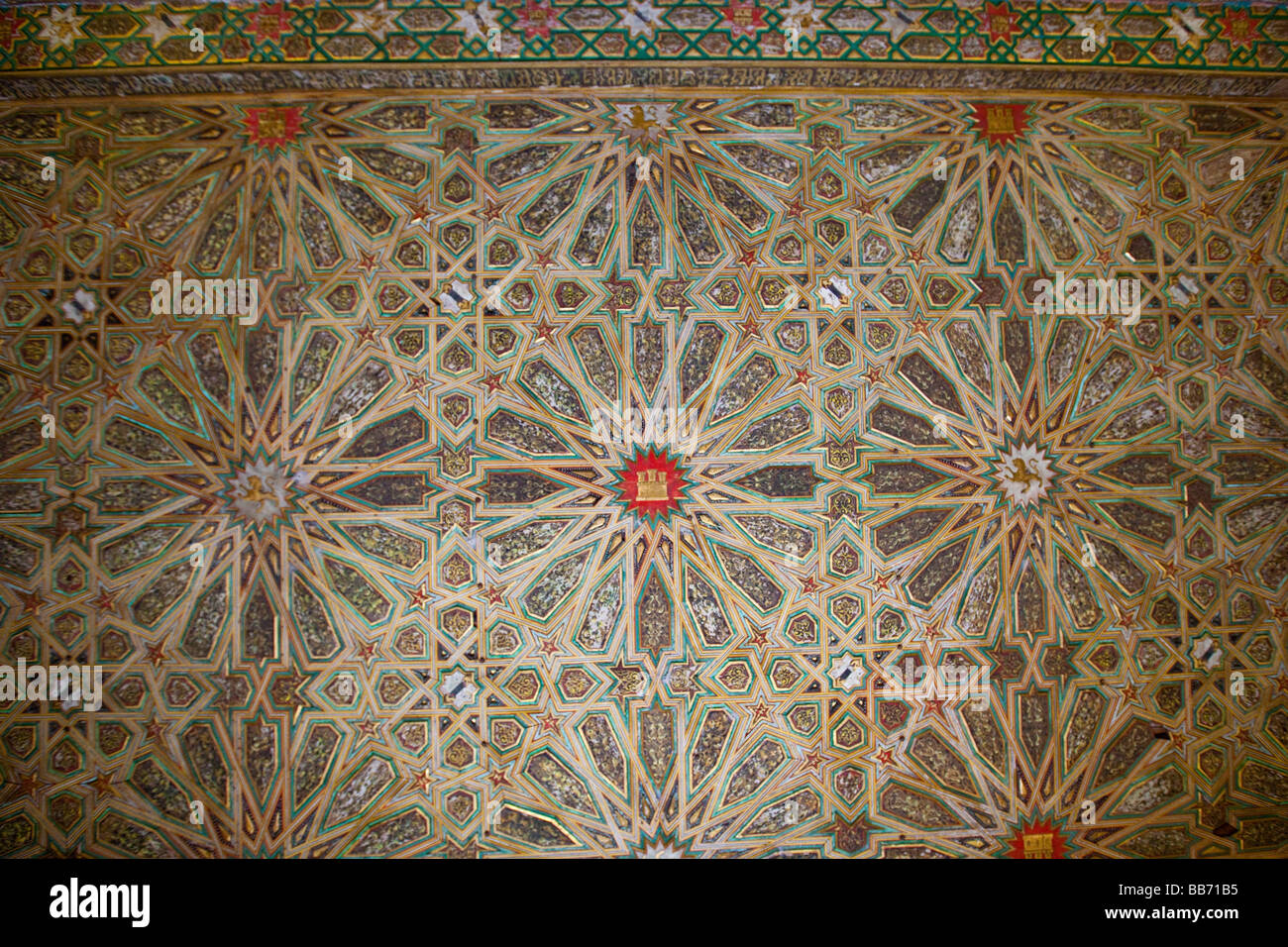 Dekorative Deckenplatten im Alcazar von Sevilla Spanien Stockfoto