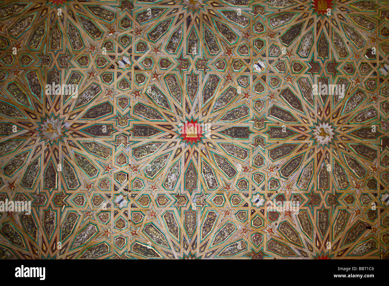 Dekorative Deckenplatten im Alcazar von Sevilla Spanien Stockfoto