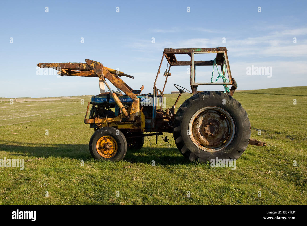 Verfallene Traktor auf der Isle of North Uist, Western Isles, Schottland Stockfoto