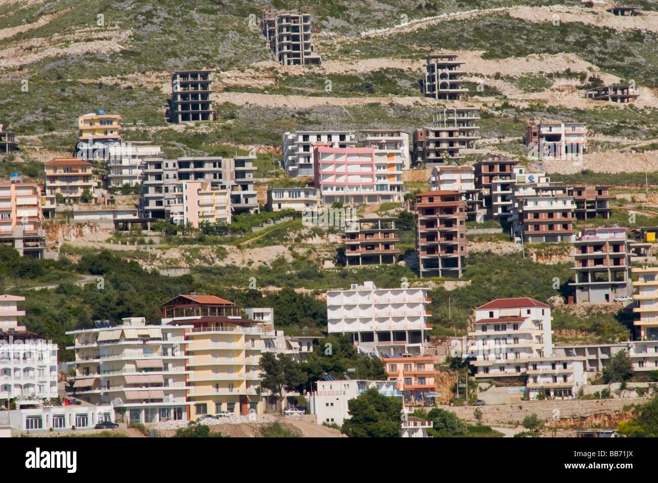 Blick über das Resort Stadt Saranda Republik Albanien mit Hotels und Ferienwohnungen gebaut, im Bau und unvollendet Stockfoto