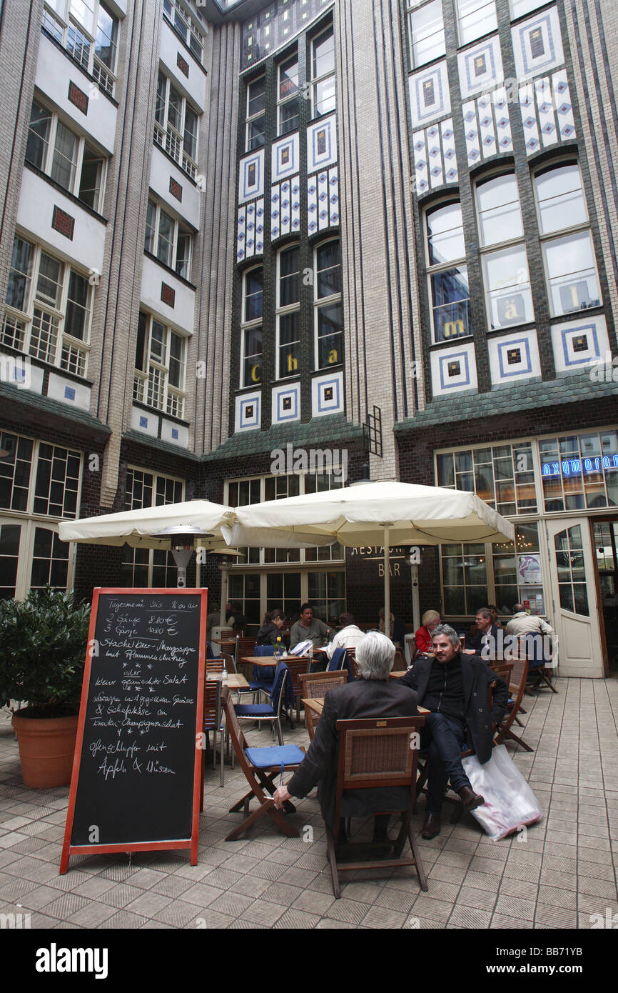Café im Innenhof des Hackescher Hofe, Berlin Stockfoto
