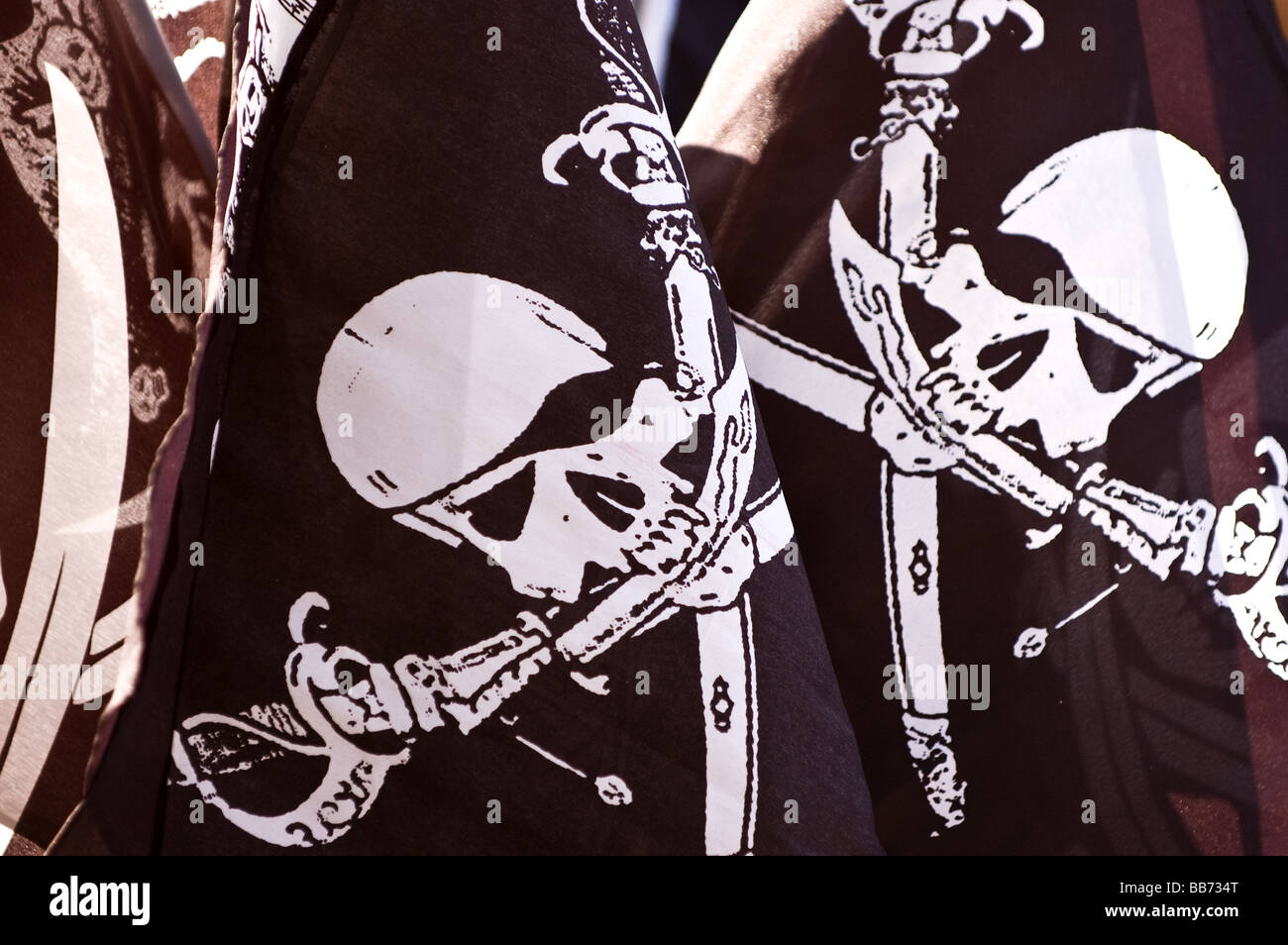 Ein paar Piraten Flaggen auf dem Jahrmarkt Renaissance Vergnügen verkauft Stockfoto
