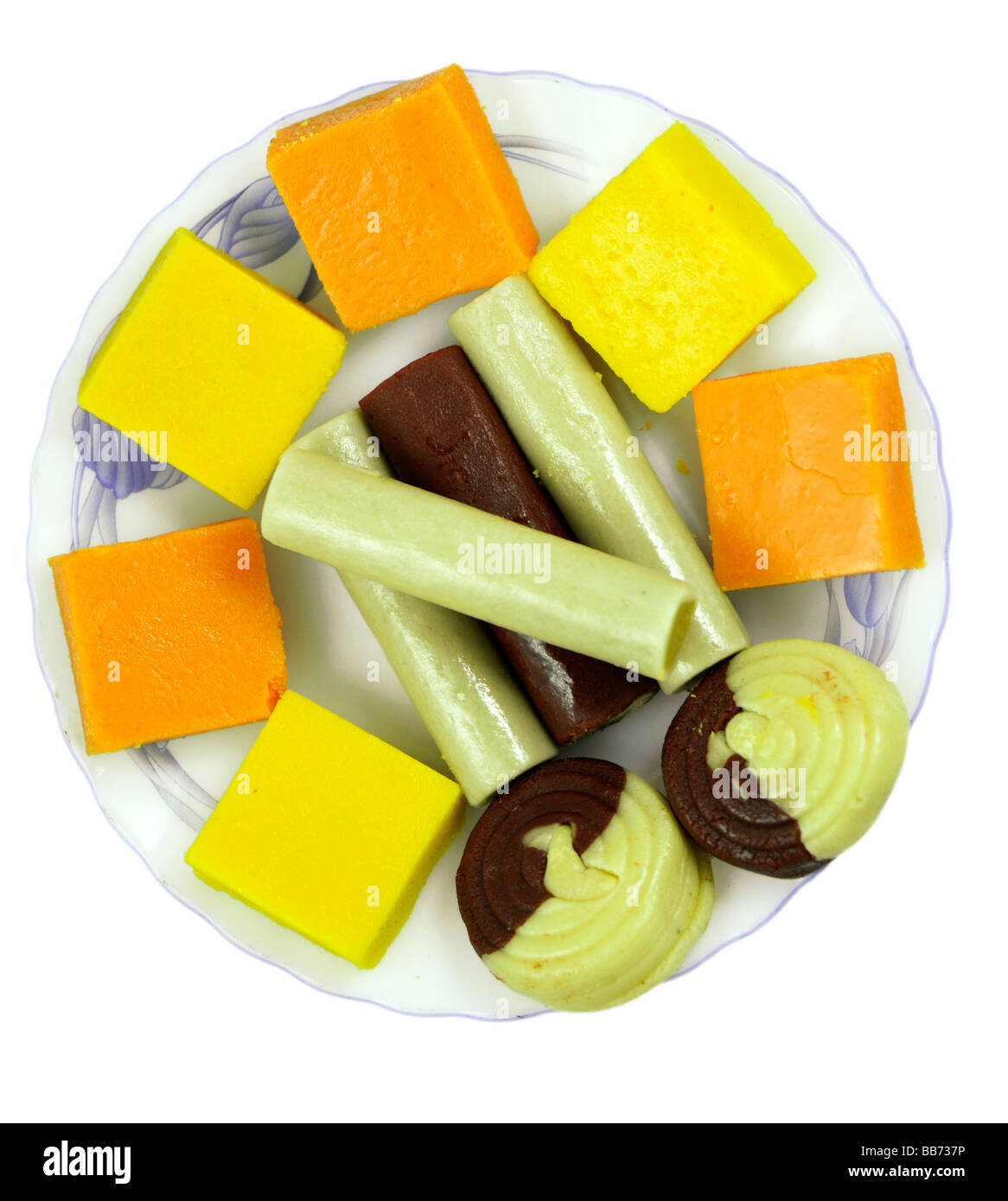 Indische Süßigkeiten auf weißem Hintergrund Stockfoto